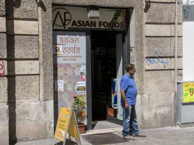...tra i quali si ritaglia il suo spazio un piccolo negozio di alimentari aperto nel 2011 dall�indiano Singh